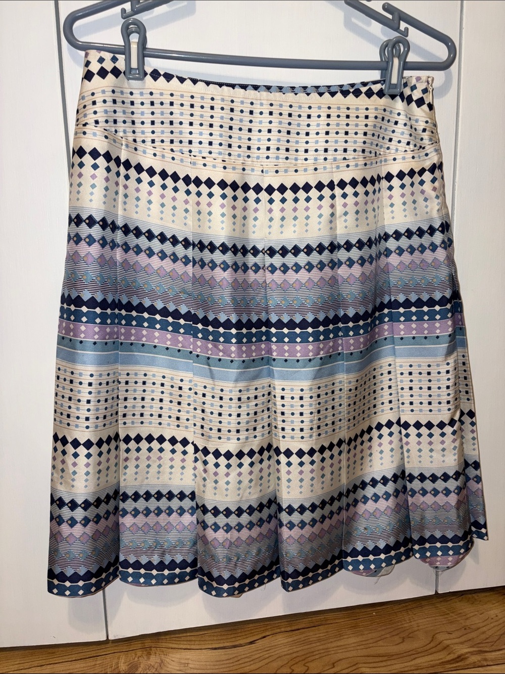 Kenneth Cole Reaction 100% Silk Pleated Blue Diamond Stripe Skirt size 8